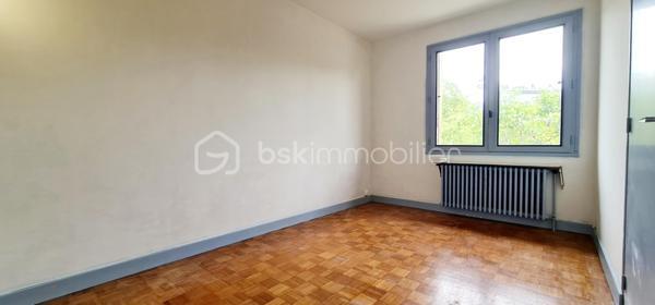 Maison individuelle 89 m² – 3 chambres – Sous-sol complet & Terrain de 678 m² – Beaune (21200)

À seulement quelques minutes du centre-ville et des commodités, découvrez cette agréable maison individuelle à rafraîchir implantée sur une parcelle d'angle , offrant un cadre de vie paisible dans un quartier pavillonnaire recherché. 
Dès l'entrée, vous serez séduits par une pièce de vie lumineuse, idéale pour partager des moments conviviaux en famille. La cuisine équipée, fonctionnelle, complète parfaitement l'espace de vie. Un dégagement avec rangement intégré apporte une optimisation appréciable au quotidien.  La partie nuit se compose de trois chambres, dont deux bénéficiant de placards intégrés, d'une salle d'eau et de WC séparés.  
Au sous-sol semi-enterré complet de même surface, vous disposerez d'un garage, d'un cellier, d'une chaufferie et d'une cave, apportant un confort de stockage et de rangement incomparable.  
À l'extérieur, profitez d'un jardin clos et arboré, idéal pour les amoureux de nature ou les projets familiaux.
Les atouts :
- 3 chambres
- Sous-sol complet (garage, cellier, chaufferie, cave)
- Terrain clos de 678 m²
- Assainissement collectif contrôlé et conforme
- Environnement calme et verdoyant (quartier pavillonnaire)

Un bien offrant une base saine et un bel espace de vie sur le secteur de Beaune.

Contactez-moi pour organiser une visite !!!