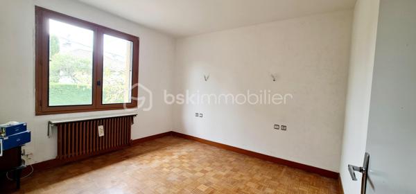 Maison individuelle 89 m² – 3 chambres – Sous-sol complet & Terrain de 678 m² – Beaune (21200)

À seulement quelques minutes du centre-ville et des commodités, découvrez cette agréable maison individuelle à rafraîchir implantée sur une parcelle d'angle , offrant un cadre de vie paisible dans un quartier pavillonnaire recherché. 
Dès l'entrée, vous serez séduits par une pièce de vie lumineuse, idéale pour partager des moments conviviaux en famille. La cuisine équipée, fonctionnelle, complète parfaitement l'espace de vie. Un dégagement avec rangement intégré apporte une optimisation appréciable au quotidien.  La partie nuit se compose de trois chambres, dont deux bénéficiant de placards intégrés, d'une salle d'eau et de WC séparés.  
Au sous-sol semi-enterré complet de même surface, vous disposerez d'un garage, d'un cellier, d'une chaufferie et d'une cave, apportant un confort de stockage et de rangement incomparable.  
À l'extérieur, profitez d'un jardin clos et arboré, idéal pour les amoureux de nature ou les projets familiaux.
Les atouts :
- 3 chambres
- Sous-sol complet (garage, cellier, chaufferie, cave)
- Terrain clos de 678 m²
- Assainissement collectif contrôlé et conforme
- Environnement calme et verdoyant (quartier pavillonnaire)

Un bien offrant une base saine et un bel espace de vie sur le secteur de Beaune.

Contactez-moi pour organiser une visite !!!