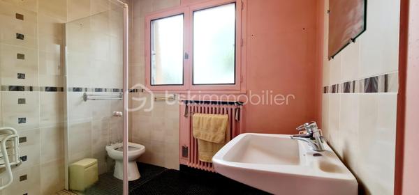 Maison individuelle 89 m² – 3 chambres – Sous-sol complet & Terrain de 678 m² – Beaune (21200)

À seulement quelques minutes du centre-ville et des commodités, découvrez cette agréable maison individuelle à rafraîchir implantée sur une parcelle d'angle , offrant un cadre de vie paisible dans un quartier pavillonnaire recherché. 
Dès l'entrée, vous serez séduits par une pièce de vie lumineuse, idéale pour partager des moments conviviaux en famille. La cuisine équipée, fonctionnelle, complète parfaitement l'espace de vie. Un dégagement avec rangement intégré apporte une optimisation appréciable au quotidien.  La partie nuit se compose de trois chambres, dont deux bénéficiant de placards intégrés, d'une salle d'eau et de WC séparés.  
Au sous-sol semi-enterré complet de même surface, vous disposerez d'un garage, d'un cellier, d'une chaufferie et d'une cave, apportant un confort de stockage et de rangement incomparable.  
À l'extérieur, profitez d'un jardin clos et arboré, idéal pour les amoureux de nature ou les projets familiaux.
Les atouts :
- 3 chambres
- Sous-sol complet (garage, cellier, chaufferie, cave)
- Terrain clos de 678 m²
- Assainissement collectif contrôlé et conforme
- Environnement calme et verdoyant (quartier pavillonnaire)

Un bien offrant une base saine et un bel espace de vie sur le secteur de Beaune.

Contactez-moi pour organiser une visite !!!