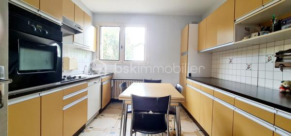 Maison individuelle 89 m² – 3 chambres – Sous-sol complet & Terrain de 678 m² – Beaune (21200)

À seulement quelques minutes du centre-ville et des commodités, découvrez cette agréable maison individuelle à rafraîchir implantée sur une parcelle d'angle , offrant un cadre de vie paisible dans un quartier pavillonnaire recherché. 
Dès l'entrée, vous serez séduits par une pièce de vie lumineuse, idéale pour partager des moments conviviaux en famille. La cuisine équipée, fonctionnelle, complète parfaitement l'espace de vie. Un dégagement avec rangement intégré apporte une optimisation appréciable au quotidien.  La partie nuit se compose de trois chambres, dont deux bénéficiant de placards intégrés, d'une salle d'eau et de WC séparés.  
Au sous-sol semi-enterré complet de même surface, vous disposerez d'un garage, d'un cellier, d'une chaufferie et d'une cave, apportant un confort de stockage et de rangement incomparable.  
À l'extérieur, profitez d'un jardin clos et arboré, idéal pour les amoureux de nature ou les projets familiaux.
Les atouts :
- 3 chambres
- Sous-sol complet (garage, cellier, chaufferie, cave)
- Terrain clos de 678 m²
- Assainissement collectif contrôlé et conforme
- Environnement calme et verdoyant (quartier pavillonnaire)

Un bien offrant une base saine et un bel espace de vie sur le secteur de Beaune.

Contactez-moi pour organiser une visite !!!