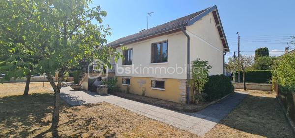 Maison individuelle 89 m² – 3 chambres – Sous-sol complet & Terrain de 678 m² – Beaune (21200)

À seulement quelques minutes du centre-ville et des commodités, découvrez cette agréable maison individuelle à rafraîchir implantée sur une parcelle d'angle , offrant un cadre de vie paisible dans un quartier pavillonnaire recherché. 
Dès l'entrée, vous serez séduits par une pièce de vie lumineuse, idéale pour partager des moments conviviaux en famille. La cuisine équipée, fonctionnelle, complète parfaitement l'espace de vie. Un dégagement avec rangement intégré apporte une optimisation appréciable au quotidien.  La partie nuit se compose de trois chambres, dont deux bénéficiant de placards intégrés, d'une salle d'eau et de WC séparés.  
Au sous-sol semi-enterré complet de même surface, vous disposerez d'un garage, d'un cellier, d'une chaufferie et d'une cave, apportant un confort de stockage et de rangement incomparable.  
À l'extérieur, profitez d'un jardin clos et arboré, idéal pour les amoureux de nature ou les projets familiaux.
Les atouts :
- 3 chambres
- Sous-sol complet (garage, cellier, chaufferie, cave)
- Terrain clos de 678 m²
- Assainissement collectif contrôlé et conforme
- Environnement calme et verdoyant (quartier pavillonnaire)

Un bien offrant une base saine et un bel espace de vie sur le secteur de Beaune.

Contactez-moi pour organiser une visite !!!