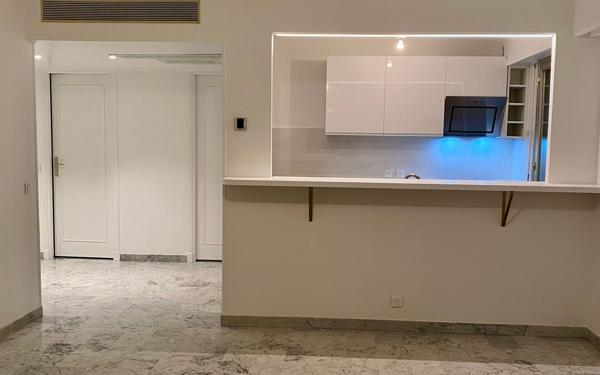 Appartement à louer    4 pièces •  Mandelieu-la-Napoule