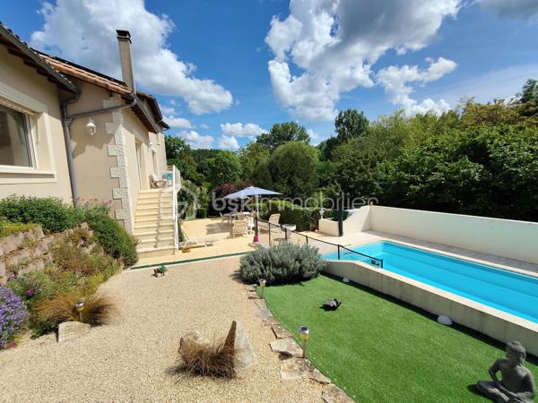 COUP DE CŒUR ASSURÉ !!!!!!!!!!!!!!❤️❤️❤️

Située sur la commune de Valence-en-Poitou,
À seulement 20 minutes de Poitiers, laissez-vous séduire par cette superbe propriété de caractère d’environ 177 m², nichée dans un environnement calme et verdoyant, tout en restant à proximité des commodités.

Derrière son portail, cette maison construite en 1995 offre un véritable art de vivre, alliant volumes généreux, luminosité et prestations de qualité.
Dès l’entrée, un magnifique pièce  de 25 m² baigné de lumière grâce à sa grande baie vitrée vous accueille avec une vue imprenable sur le jardin. Les espaces de vie, chaleureux et ouverts, invitent immédiatement à la convivialité : un salon lumineux avec son insert à bois , un élégant séjour  prolongé par une belle terrasse extérieure idéale pour recevoir famille et amis ou profiter des soirées d’été au bord de la piscine.

La cuisine aménagée et équipée, fonctionnelle et lumineuse, complète parfaitement cet espace de vie pensé pour le confort du quotidien.

Le rez-de-chaussée propose également un bureau, parfait pour le télétravail, ainsi qu’une agréable suite parentale avec salle de bain, dressing et WC indépendant, offrant une véritable vie de plain-pied.

À l’étage, un vaste palier dessert trois belles chambres lumineuses avec vue dégagée sur le jardin et la terrasse, dont une avec un grand espace dressing. Une salle d’eau moderne ainsi qu’un WC indépendant viennent compléter cet étage parfaitement agencé pour accueillir toute la famille.
Le sous-sol aménagé offre de multiples possibilités avec un coin cuisine d’été, un atelier, une cave à vin et une salle d’eau supplémentaire .

À l’extérieur, le charme continue d’opérer :
    • magnifique terrain arboré de 1 865 m², 
    • grande terrasse conviviale, 
    • superbe piscine chauffée de 8 x 4 x 1m50
    • atelier indépendant de 50 m², 
    • cave supplémentaire, 
    • espaces extérieurs propices à la détente et aux moments en famille. 

Côté prestations, cette propriété dispose d’équipements recherchés garantissant confort et économies d’énergie :
    • 20 panneaux solaires installés en 2020, 
    • chauffage au sol avec gestion par zones, 
    • insert à bois, 
    • aspiration centralisée, 
    • huisseries aluminium double vitrage.    
    • Fibre optique 
    

Mais ce n’est pas tout…
Une charmante chaumière indépendante d’environ 59 m² vient compléter cet ensemble exceptionnel. Déjà louée à l’année avec locataire en place, elle assure un revenu locatif minimum de 6 000 € par an. Elle représente une opportunité idéale pour un projet de gîte, Airbnb ou investissement complémentaire.

Cette propriété rare sur le secteur séduira les amoureux de grands espaces, de tranquillité et de maisons offrant un véritable potentiel de vie et de rentabilité.
Un bien coup de cœur à découvrir sans tarder. Une visite suffira pour imaginer votre nouvelle vie dans ce cadre privilégié.

  DPE en cours de réalisation 
sera ajouté a l'annonce dans les prochains jours
 afin de tenir compte des améliorations apportées au bien.