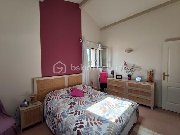 COUP DE CŒUR ASSURÉ !!!!!!!!!!!!!!❤️❤️❤️

Située sur la commune de Valence-en-Poitou,
À seulement 20 minutes de Poitiers, laissez-vous séduire par cette superbe propriété de caractère d’environ 177 m², nichée dans un environnement calme et verdoyant, tout en restant à proximité des commodités.

Derrière son portail, cette maison construite en 1995 offre un véritable art de vivre, alliant volumes généreux, luminosité et prestations de qualité.
Dès l’entrée, un magnifique pièce  de 25 m² baigné de lumière grâce à sa grande baie vitrée vous accueille avec une vue imprenable sur le jardin. Les espaces de vie, chaleureux et ouverts, invitent immédiatement à la convivialité : un salon lumineux avec son insert à bois , un élégant séjour  prolongé par une belle terrasse extérieure idéale pour recevoir famille et amis ou profiter des soirées d’été au bord de la piscine.

La cuisine aménagée et équipée, fonctionnelle et lumineuse, complète parfaitement cet espace de vie pensé pour le confort du quotidien.

Le rez-de-chaussée propose également un bureau, parfait pour le télétravail, ainsi qu’une agréable suite parentale avec salle de bain, dressing et WC indépendant, offrant une véritable vie de plain-pied.

À l’étage, un vaste palier dessert trois belles chambres lumineuses avec vue dégagée sur le jardin et la terrasse, dont une avec un grand espace dressing. Une salle d’eau moderne ainsi qu’un WC indépendant viennent compléter cet étage parfaitement agencé pour accueillir toute la famille.
Le sous-sol aménagé offre de multiples possibilités avec un coin cuisine d’été, un atelier, une cave à vin et une salle d’eau supplémentaire .

À l’extérieur, le charme continue d’opérer :
    • magnifique terrain arboré de 1 865 m², 
    • grande terrasse conviviale, 
    • superbe piscine chauffée de 8 x 4 x 1m50
    • atelier indépendant de 50 m², 
    • cave supplémentaire, 
    • espaces extérieurs propices à la détente et aux moments en famille. 

Côté prestations, cette propriété dispose d’équipements recherchés garantissant confort et économies d’énergie :
    • 20 panneaux solaires installés en 2020, 
    • chauffage au sol avec gestion par zones, 
    • insert à bois, 
    • aspiration centralisée, 
    • huisseries aluminium double vitrage.    
    • Fibre optique 
    

Mais ce n’est pas tout…
Une charmante chaumière indépendante d’environ 59 m² vient compléter cet ensemble exceptionnel. Déjà louée à l’année avec locataire en place, elle assure un revenu locatif minimum de 6 000 € par an. Elle représente une opportunité idéale pour un projet de gîte, Airbnb ou investissement complémentaire.

Cette propriété rare sur le secteur séduira les amoureux de grands espaces, de tranquillité et de maisons offrant un véritable potentiel de vie et de rentabilité.
Un bien coup de cœur à découvrir sans tarder. Une visite suffira pour imaginer votre nouvelle vie dans ce cadre privilégié.

  DPE en cours de réalisation 
sera ajouté a l'annonce dans les prochains jours
 afin de tenir compte des améliorations apportées au bien.