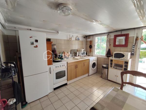 COUP DE CŒUR ASSURÉ !!!!!!!!!!!!!!❤️❤️❤️

Située sur la commune de Valence-en-Poitou,
À seulement 20 minutes de Poitiers, laissez-vous séduire par cette superbe propriété de caractère d’environ 177 m², nichée dans un environnement calme et verdoyant, tout en restant à proximité des commodités.

Derrière son portail, cette maison construite en 1995 offre un véritable art de vivre, alliant volumes généreux, luminosité et prestations de qualité.
Dès l’entrée, un magnifique pièce  de 25 m² baigné de lumière grâce à sa grande baie vitrée vous accueille avec une vue imprenable sur le jardin. Les espaces de vie, chaleureux et ouverts, invitent immédiatement à la convivialité : un salon lumineux avec son insert à bois , un élégant séjour  prolongé par une belle terrasse extérieure idéale pour recevoir famille et amis ou profiter des soirées d’été au bord de la piscine.

La cuisine aménagée et équipée, fonctionnelle et lumineuse, complète parfaitement cet espace de vie pensé pour le confort du quotidien.

Le rez-de-chaussée propose également un bureau, parfait pour le télétravail, ainsi qu’une agréable suite parentale avec salle de bain, dressing et WC indépendant, offrant une véritable vie de plain-pied.

À l’étage, un vaste palier dessert trois belles chambres lumineuses avec vue dégagée sur le jardin et la terrasse, dont une avec un grand espace dressing. Une salle d’eau moderne ainsi qu’un WC indépendant viennent compléter cet étage parfaitement agencé pour accueillir toute la famille.
Le sous-sol aménagé offre de multiples possibilités avec un coin cuisine d’été, un atelier, une cave à vin et une salle d’eau supplémentaire .

À l’extérieur, le charme continue d’opérer :
    • magnifique terrain arboré de 1 865 m², 
    • grande terrasse conviviale, 
    • superbe piscine chauffée de 8 x 4 x 1m50
    • atelier indépendant de 50 m², 
    • cave supplémentaire, 
    • espaces extérieurs propices à la détente et aux moments en famille. 

Côté prestations, cette propriété dispose d’équipements recherchés garantissant confort et économies d’énergie :
    • 20 panneaux solaires installés en 2020, 
    • chauffage au sol avec gestion par zones, 
    • insert à bois, 
    • aspiration centralisée, 
    • huisseries aluminium double vitrage.    
    • Fibre optique 
    

Mais ce n’est pas tout…
Une charmante chaumière indépendante d’environ 59 m² vient compléter cet ensemble exceptionnel. Déjà louée à l’année avec locataire en place, elle assure un revenu locatif minimum de 6 000 € par an. Elle représente une opportunité idéale pour un projet de gîte, Airbnb ou investissement complémentaire.

Cette propriété rare sur le secteur séduira les amoureux de grands espaces, de tranquillité et de maisons offrant un véritable potentiel de vie et de rentabilité.
Un bien coup de cœur à découvrir sans tarder. Une visite suffira pour imaginer votre nouvelle vie dans ce cadre privilégié.

  DPE en cours de réalisation 
sera ajouté a l'annonce dans les prochains jours
 afin de tenir compte des améliorations apportées au bien.