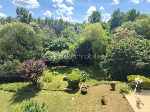COUP DE CŒUR ASSURÉ !!!!!!!!!!!!!!❤️❤️❤️

Située sur la commune de Valence-en-Poitou,
À seulement 20 minutes de Poitiers, laissez-vous séduire par cette superbe propriété de caractère d’environ 177 m², nichée dans un environnement calme et verdoyant, tout en restant à proximité des commodités.

Derrière son portail, cette maison construite en 1995 offre un véritable art de vivre, alliant volumes généreux, luminosité et prestations de qualité.
Dès l’entrée, un magnifique pièce  de 25 m² baigné de lumière grâce à sa grande baie vitrée vous accueille avec une vue imprenable sur le jardin. Les espaces de vie, chaleureux et ouverts, invitent immédiatement à la convivialité : un salon lumineux avec son insert à bois , un élégant séjour  prolongé par une belle terrasse extérieure idéale pour recevoir famille et amis ou profiter des soirées d’été au bord de la piscine.

La cuisine aménagée et équipée, fonctionnelle et lumineuse, complète parfaitement cet espace de vie pensé pour le confort du quotidien.

Le rez-de-chaussée propose également un bureau, parfait pour le télétravail, ainsi qu’une agréable suite parentale avec salle de bain, dressing et WC indépendant, offrant une véritable vie de plain-pied.

À l’étage, un vaste palier dessert trois belles chambres lumineuses avec vue dégagée sur le jardin et la terrasse, dont une avec un grand espace dressing. Une salle d’eau moderne ainsi qu’un WC indépendant viennent compléter cet étage parfaitement agencé pour accueillir toute la famille.
Le sous-sol aménagé offre de multiples possibilités avec un coin cuisine d’été, un atelier, une cave à vin et une salle d’eau supplémentaire .

À l’extérieur, le charme continue d’opérer :
    • magnifique terrain arboré de 1 865 m², 
    • grande terrasse conviviale, 
    • superbe piscine chauffée de 8 x 4 x 1m50
    • atelier indépendant de 50 m², 
    • cave supplémentaire, 
    • espaces extérieurs propices à la détente et aux moments en famille. 

Côté prestations, cette propriété dispose d’équipements recherchés garantissant confort et économies d’énergie :
    • 20 panneaux solaires installés en 2020, 
    • chauffage au sol avec gestion par zones, 
    • insert à bois, 
    • aspiration centralisée, 
    • huisseries aluminium double vitrage.    
    • Fibre optique 
    

Mais ce n’est pas tout…
Une charmante chaumière indépendante d’environ 59 m² vient compléter cet ensemble exceptionnel. Déjà louée à l’année avec locataire en place, elle assure un revenu locatif minimum de 6 000 € par an. Elle représente une opportunité idéale pour un projet de gîte, Airbnb ou investissement complémentaire.

Cette propriété rare sur le secteur séduira les amoureux de grands espaces, de tranquillité et de maisons offrant un véritable potentiel de vie et de rentabilité.
Un bien coup de cœur à découvrir sans tarder. Une visite suffira pour imaginer votre nouvelle vie dans ce cadre privilégié.

  DPE en cours de réalisation 
sera ajouté a l'annonce dans les prochains jours
 afin de tenir compte des améliorations apportées au bien.