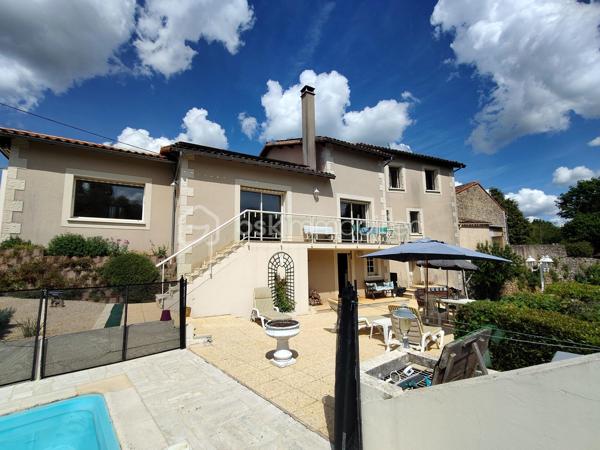 COUP DE CŒUR ASSURÉ !!!!!!!!!!!!!!❤️❤️❤️

Située sur la commune de Valence-en-Poitou,
À seulement 20 minutes de Poitiers, laissez-vous séduire par cette superbe propriété de caractère d’environ 177 m², nichée dans un environnement calme et verdoyant, tout en restant à proximité des commodités.

Derrière son portail, cette maison construite en 1995 offre un véritable art de vivre, alliant volumes généreux, luminosité et prestations de qualité.
Dès l’entrée, un magnifique pièce  de 25 m² baigné de lumière grâce à sa grande baie vitrée vous accueille avec une vue imprenable sur le jardin. Les espaces de vie, chaleureux et ouverts, invitent immédiatement à la convivialité : un salon lumineux avec son insert à bois , un élégant séjour  prolongé par une belle terrasse extérieure idéale pour recevoir famille et amis ou profiter des soirées d’été au bord de la piscine.

La cuisine aménagée et équipée, fonctionnelle et lumineuse, complète parfaitement cet espace de vie pensé pour le confort du quotidien.

Le rez-de-chaussée propose également un bureau, parfait pour le télétravail, ainsi qu’une agréable suite parentale avec salle de bain, dressing et WC indépendant, offrant une véritable vie de plain-pied.

À l’étage, un vaste palier dessert trois belles chambres lumineuses avec vue dégagée sur le jardin et la terrasse, dont une avec un grand espace dressing. Une salle d’eau moderne ainsi qu’un WC indépendant viennent compléter cet étage parfaitement agencé pour accueillir toute la famille.
Le sous-sol aménagé offre de multiples possibilités avec un coin cuisine d’été, un atelier, une cave à vin et une salle d’eau supplémentaire .

À l’extérieur, le charme continue d’opérer :
    • magnifique terrain arboré de 1 865 m², 
    • grande terrasse conviviale, 
    • superbe piscine chauffée de 8 x 4 x 1m50
    • atelier indépendant de 50 m², 
    • cave supplémentaire, 
    • espaces extérieurs propices à la détente et aux moments en famille. 

Côté prestations, cette propriété dispose d’équipements recherchés garantissant confort et économies d’énergie :
    • 20 panneaux solaires installés en 2020, 
    • chauffage au sol avec gestion par zones, 
    • insert à bois, 
    • aspiration centralisée, 
    • huisseries aluminium double vitrage.    
    • Fibre optique 
    

Mais ce n’est pas tout…
Une charmante chaumière indépendante d’environ 59 m² vient compléter cet ensemble exceptionnel. Déjà louée à l’année avec locataire en place, elle assure un revenu locatif minimum de 6 000 € par an. Elle représente une opportunité idéale pour un projet de gîte, Airbnb ou investissement complémentaire.

Cette propriété rare sur le secteur séduira les amoureux de grands espaces, de tranquillité et de maisons offrant un véritable potentiel de vie et de rentabilité.
Un bien coup de cœur à découvrir sans tarder. Une visite suffira pour imaginer votre nouvelle vie dans ce cadre privilégié.

  DPE en cours de réalisation 
sera ajouté a l'annonce dans les prochains jours
 afin de tenir compte des améliorations apportées au bien.