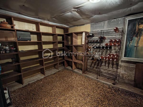 COUP DE CŒUR ASSURÉ !!!!!!!!!!!!!!❤️❤️❤️

Située sur la commune de Valence-en-Poitou,
À seulement 20 minutes de Poitiers, laissez-vous séduire par cette superbe propriété de caractère d’environ 177 m², nichée dans un environnement calme et verdoyant, tout en restant à proximité des commodités.

Derrière son portail, cette maison construite en 1995 offre un véritable art de vivre, alliant volumes généreux, luminosité et prestations de qualité.
Dès l’entrée, un magnifique pièce  de 25 m² baigné de lumière grâce à sa grande baie vitrée vous accueille avec une vue imprenable sur le jardin. Les espaces de vie, chaleureux et ouverts, invitent immédiatement à la convivialité : un salon lumineux avec son insert à bois , un élégant séjour  prolongé par une belle terrasse extérieure idéale pour recevoir famille et amis ou profiter des soirées d’été au bord de la piscine.

La cuisine aménagée et équipée, fonctionnelle et lumineuse, complète parfaitement cet espace de vie pensé pour le confort du quotidien.

Le rez-de-chaussée propose également un bureau, parfait pour le télétravail, ainsi qu’une agréable suite parentale avec salle de bain, dressing et WC indépendant, offrant une véritable vie de plain-pied.

À l’étage, un vaste palier dessert trois belles chambres lumineuses avec vue dégagée sur le jardin et la terrasse, dont une avec un grand espace dressing. Une salle d’eau moderne ainsi qu’un WC indépendant viennent compléter cet étage parfaitement agencé pour accueillir toute la famille.
Le sous-sol aménagé offre de multiples possibilités avec un coin cuisine d’été, un atelier, une cave à vin et une salle d’eau supplémentaire .

À l’extérieur, le charme continue d’opérer :
    • magnifique terrain arboré de 1 865 m², 
    • grande terrasse conviviale, 
    • superbe piscine chauffée de 8 x 4 x 1m50
    • atelier indépendant de 50 m², 
    • cave supplémentaire, 
    • espaces extérieurs propices à la détente et aux moments en famille. 

Côté prestations, cette propriété dispose d’équipements recherchés garantissant confort et économies d’énergie :
    • 20 panneaux solaires installés en 2020, 
    • chauffage au sol avec gestion par zones, 
    • insert à bois, 
    • aspiration centralisée, 
    • huisseries aluminium double vitrage.    
    • Fibre optique 
    

Mais ce n’est pas tout…
Une charmante chaumière indépendante d’environ 59 m² vient compléter cet ensemble exceptionnel. Déjà louée à l’année avec locataire en place, elle assure un revenu locatif minimum de 6 000 € par an. Elle représente une opportunité idéale pour un projet de gîte, Airbnb ou investissement complémentaire.

Cette propriété rare sur le secteur séduira les amoureux de grands espaces, de tranquillité et de maisons offrant un véritable potentiel de vie et de rentabilité.
Un bien coup de cœur à découvrir sans tarder. Une visite suffira pour imaginer votre nouvelle vie dans ce cadre privilégié.

  DPE en cours de réalisation 
sera ajouté a l'annonce dans les prochains jours
 afin de tenir compte des améliorations apportées au bien.