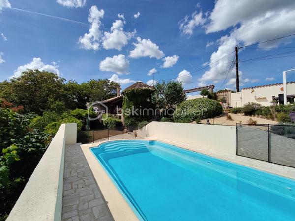 COUP DE CŒUR ASSURÉ !!!!!!!!!!!!!!❤️❤️❤️

Située sur la commune de Valence-en-Poitou,
À seulement 20 minutes de Poitiers, laissez-vous séduire par cette superbe propriété de caractère d’environ 177 m², nichée dans un environnement calme et verdoyant, tout en restant à proximité des commodités.

Derrière son portail, cette maison construite en 1995 offre un véritable art de vivre, alliant volumes généreux, luminosité et prestations de qualité.
Dès l’entrée, un magnifique pièce  de 25 m² baigné de lumière grâce à sa grande baie vitrée vous accueille avec une vue imprenable sur le jardin. Les espaces de vie, chaleureux et ouverts, invitent immédiatement à la convivialité : un salon lumineux avec son insert à bois , un élégant séjour  prolongé par une belle terrasse extérieure idéale pour recevoir famille et amis ou profiter des soirées d’été au bord de la piscine.

La cuisine aménagée et équipée, fonctionnelle et lumineuse, complète parfaitement cet espace de vie pensé pour le confort du quotidien.

Le rez-de-chaussée propose également un bureau, parfait pour le télétravail, ainsi qu’une agréable suite parentale avec salle de bain, dressing et WC indépendant, offrant une véritable vie de plain-pied.

À l’étage, un vaste palier dessert trois belles chambres lumineuses avec vue dégagée sur le jardin et la terrasse, dont une avec un grand espace dressing. Une salle d’eau moderne ainsi qu’un WC indépendant viennent compléter cet étage parfaitement agencé pour accueillir toute la famille.
Le sous-sol aménagé offre de multiples possibilités avec un coin cuisine d’été, un atelier, une cave à vin et une salle d’eau supplémentaire .

À l’extérieur, le charme continue d’opérer :
    • magnifique terrain arboré de 1 865 m², 
    • grande terrasse conviviale, 
    • superbe piscine chauffée de 8 x 4 x 1m50
    • atelier indépendant de 50 m², 
    • cave supplémentaire, 
    • espaces extérieurs propices à la détente et aux moments en famille. 

Côté prestations, cette propriété dispose d’équipements recherchés garantissant confort et économies d’énergie :
    • 20 panneaux solaires installés en 2020, 
    • chauffage au sol avec gestion par zones, 
    • insert à bois, 
    • aspiration centralisée, 
    • huisseries aluminium double vitrage.    
    • Fibre optique 
    

Mais ce n’est pas tout…
Une charmante chaumière indépendante d’environ 59 m² vient compléter cet ensemble exceptionnel. Déjà louée à l’année avec locataire en place, elle assure un revenu locatif minimum de 6 000 € par an. Elle représente une opportunité idéale pour un projet de gîte, Airbnb ou investissement complémentaire.

Cette propriété rare sur le secteur séduira les amoureux de grands espaces, de tranquillité et de maisons offrant un véritable potentiel de vie et de rentabilité.
Un bien coup de cœur à découvrir sans tarder. Une visite suffira pour imaginer votre nouvelle vie dans ce cadre privilégié.

  DPE en cours de réalisation 
sera ajouté a l'annonce dans les prochains jours
 afin de tenir compte des améliorations apportées au bien.