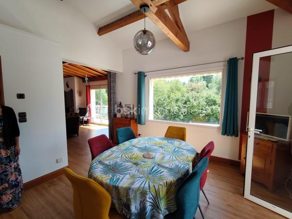 COUP DE CŒUR ASSURÉ !!!!!!!!!!!!!!❤️❤️❤️

Située sur la commune de Valence-en-Poitou,
À seulement 20 minutes de Poitiers, laissez-vous séduire par cette superbe propriété de caractère d’environ 177 m², nichée dans un environnement calme et verdoyant, tout en restant à proximité des commodités.

Derrière son portail, cette maison construite en 1995 offre un véritable art de vivre, alliant volumes généreux, luminosité et prestations de qualité.
Dès l’entrée, un magnifique pièce  de 25 m² baigné de lumière grâce à sa grande baie vitrée vous accueille avec une vue imprenable sur le jardin. Les espaces de vie, chaleureux et ouverts, invitent immédiatement à la convivialité : un salon lumineux avec son insert à bois , un élégant séjour  prolongé par une belle terrasse extérieure idéale pour recevoir famille et amis ou profiter des soirées d’été au bord de la piscine.

La cuisine aménagée et équipée, fonctionnelle et lumineuse, complète parfaitement cet espace de vie pensé pour le confort du quotidien.

Le rez-de-chaussée propose également un bureau, parfait pour le télétravail, ainsi qu’une agréable suite parentale avec salle de bain, dressing et WC indépendant, offrant une véritable vie de plain-pied.

À l’étage, un vaste palier dessert trois belles chambres lumineuses avec vue dégagée sur le jardin et la terrasse, dont une avec un grand espace dressing. Une salle d’eau moderne ainsi qu’un WC indépendant viennent compléter cet étage parfaitement agencé pour accueillir toute la famille.
Le sous-sol aménagé offre de multiples possibilités avec un coin cuisine d’été, un atelier, une cave à vin et une salle d’eau supplémentaire .

À l’extérieur, le charme continue d’opérer :
    • magnifique terrain arboré de 1 865 m², 
    • grande terrasse conviviale, 
    • superbe piscine chauffée de 8 x 4 x 1m50
    • atelier indépendant de 50 m², 
    • cave supplémentaire, 
    • espaces extérieurs propices à la détente et aux moments en famille. 

Côté prestations, cette propriété dispose d’équipements recherchés garantissant confort et économies d’énergie :
    • 20 panneaux solaires installés en 2020, 
    • chauffage au sol avec gestion par zones, 
    • insert à bois, 
    • aspiration centralisée, 
    • huisseries aluminium double vitrage.    
    • Fibre optique 
    

Mais ce n’est pas tout…
Une charmante chaumière indépendante d’environ 59 m² vient compléter cet ensemble exceptionnel. Déjà louée à l’année avec locataire en place, elle assure un revenu locatif minimum de 6 000 € par an. Elle représente une opportunité idéale pour un projet de gîte, Airbnb ou investissement complémentaire.

Cette propriété rare sur le secteur séduira les amoureux de grands espaces, de tranquillité et de maisons offrant un véritable potentiel de vie et de rentabilité.
Un bien coup de cœur à découvrir sans tarder. Une visite suffira pour imaginer votre nouvelle vie dans ce cadre privilégié.

  DPE en cours de réalisation 
sera ajouté a l'annonce dans les prochains jours
 afin de tenir compte des améliorations apportées au bien.