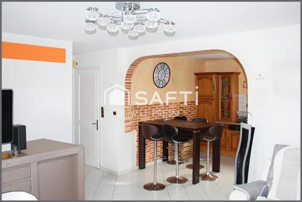 A deux pas des plages, cette belle maison contemporaine de 94m2 sur son terrain clos arboré de 2589m2 sans vis à vis, avec son bassin sera vous satisfaire avec ses 4 chambres dont sa suite parentale