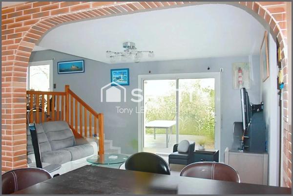 A deux pas des plages, cette belle maison contemporaine de 94m2 sur son terrain clos arboré de 2589m2 sans vis à vis, avec son bassin sera vous satisfaire avec ses 4 chambres dont sa suite parentale