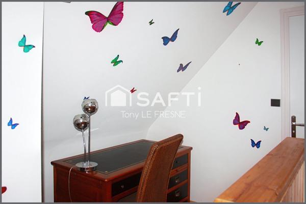 A deux pas des plages, cette belle maison contemporaine de 94m2 sur son terrain clos arboré de 2589m2 sans vis à vis, avec son bassin sera vous satisfaire avec ses 4 chambres dont sa suite parentale