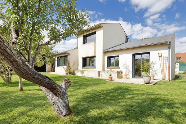 Maison d’architecte rénovée aux volumes singuliers