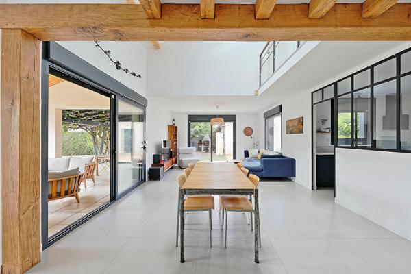 Maison d’architecte rénovée aux volumes singuliers
