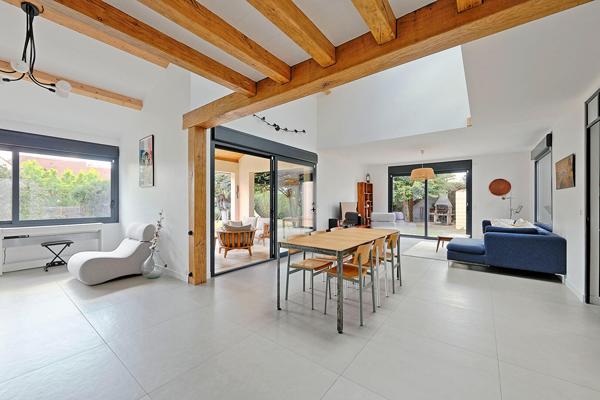 Maison d’architecte rénovée aux volumes singuliers