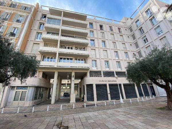 A VENDRE/APPARTEMENT/TOULON / Basse-ville, en face de la Mairie, à deux pas du port et des comm...