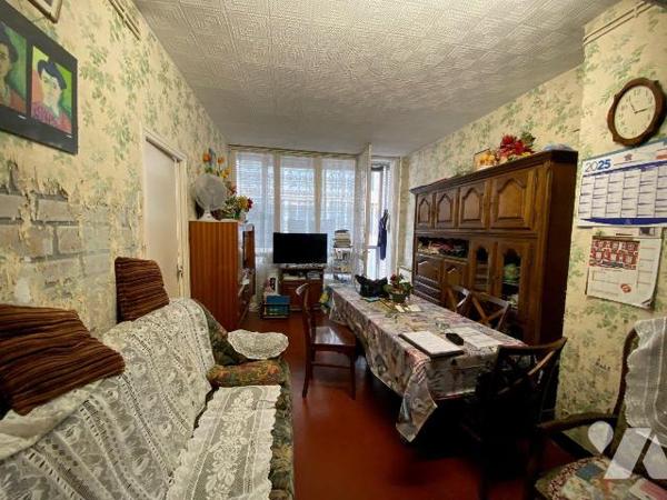 A VENDRE/APPARTEMENT/TOULON / Basse-ville, en face de la Mairie, à deux pas du port et des comm...