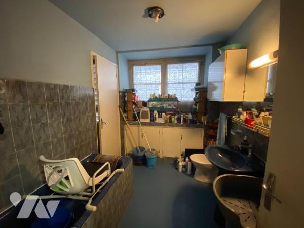 A VENDRE/APPARTEMENT/TOULON / Basse-ville, en face de la Mairie, à deux pas du port et des comm...