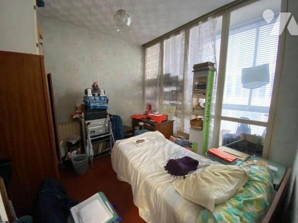 A VENDRE/APPARTEMENT/TOULON / Basse-ville, en face de la Mairie, à deux pas du port et des comm...