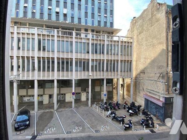 A VENDRE/APPARTEMENT/TOULON / Basse-ville, en face de la Mairie, à deux pas du port et des comm...