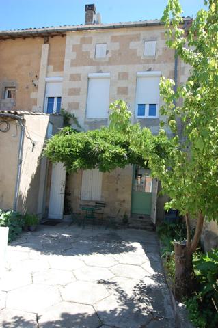 Immeuble rénové avec local commercial et appartements