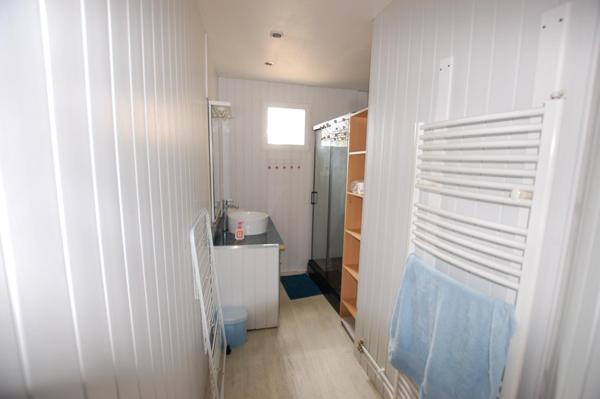 Immeuble rénové avec local commercial et appartements