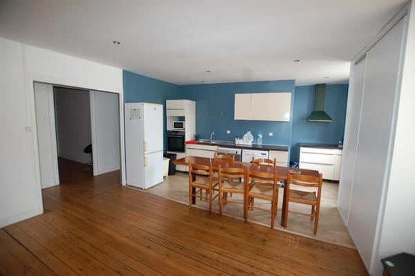 Immeuble rénové avec local commercial et appartements