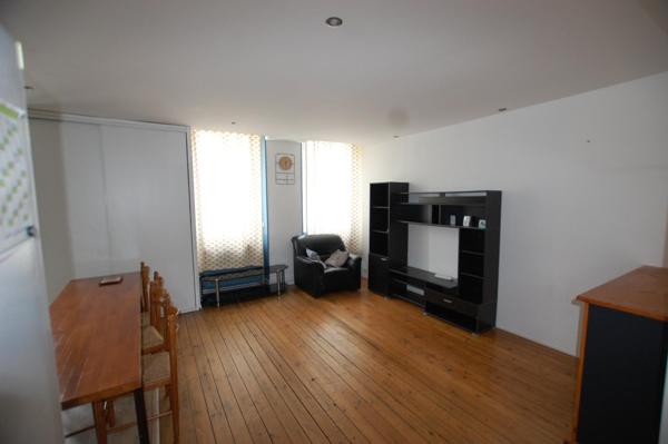 Immeuble rénové avec local commercial et appartements