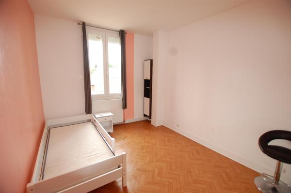 Immeuble rénové avec local commercial et appartements