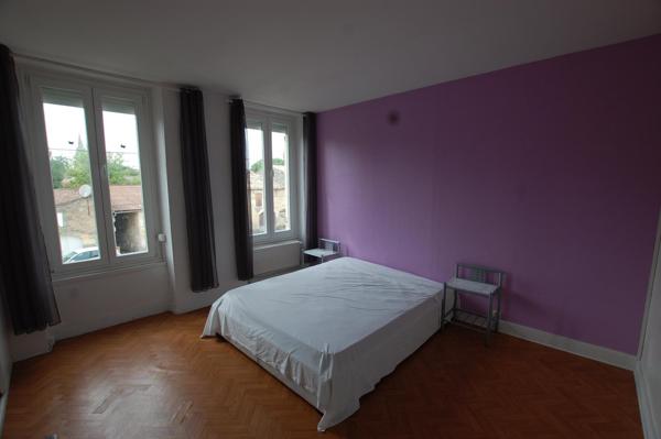 Immeuble rénové avec local commercial et appartements