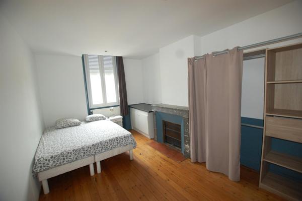 Immeuble rénové avec local commercial et appartements