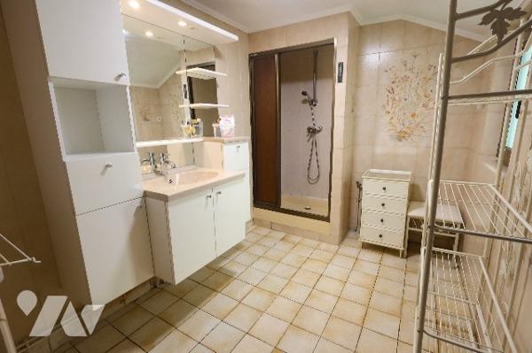 Exclusivité !
Charmante maison individuelle 3 chambres, véranda, garage et terrain.