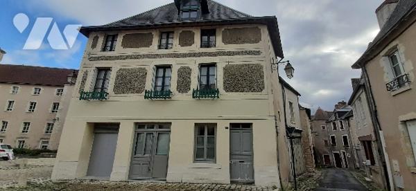 Immeuble en centre ville avec local commercial, appartement, garage, et autre possibilité.