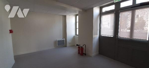 Immeuble en centre ville avec local commercial, appartement, garage, et autre possibilité.