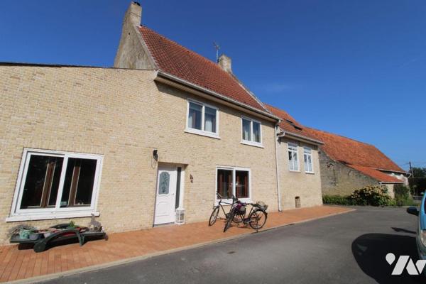 ENSEMBLE IMMOBILIER - A VENDRE - BOURBOURG.

SITUE A PROXIMITE DES AXES AUTOROUTIERS ET DE TO...