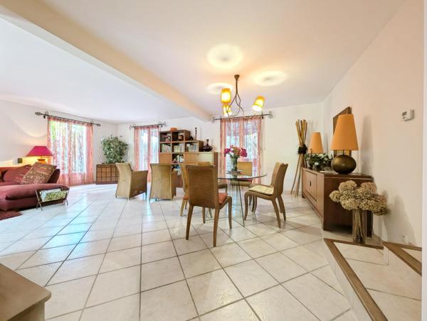La valentine (13011) Maison 123m², 4 chambres, avec jardin et piscine, dans résidence fermée et sécurisée
