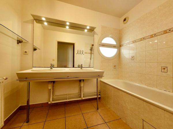 Maison/appartement avec terrasse et garage