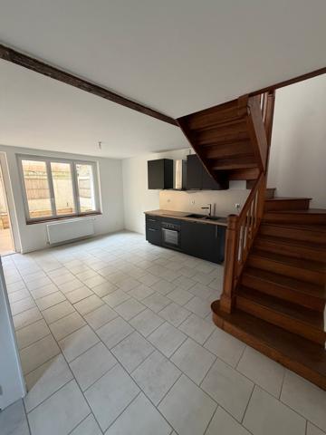 Maison de ville T3 rénovée de 66 m² avec garage et courette