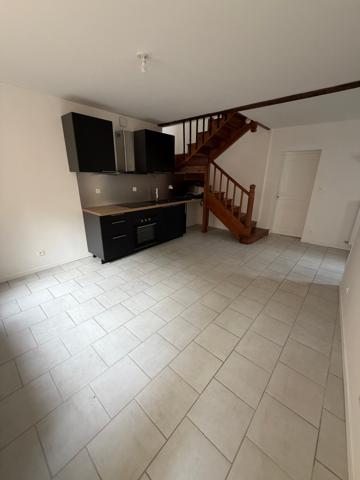 Maison de ville T3 rénovée de 66 m² avec garage et courette