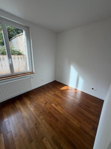 Maison de ville T3 rénovée de 66 m² avec garage et courette
