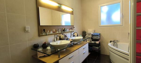 Maison de plain-pied au coeur de Tiercé : 5 pièce(s) 117 m2