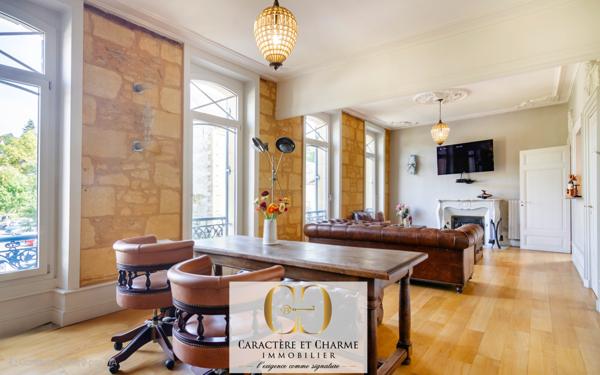 Sarlat-la-Canéda (24200) Maison de ville en pierre 340 m2 habitables - Cour intérieure - Ascenseur - Prestations haut de gamme.