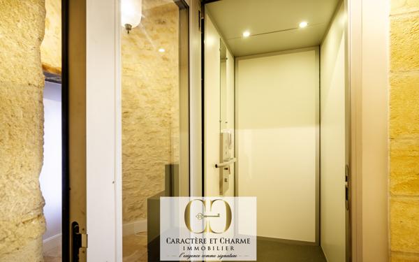 Sarlat-la-Canéda (24200) Maison de ville en pierre 340 m2 habitables - Cour intérieure - Ascenseur - Prestations haut de gamme.