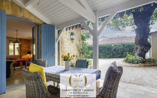 Sarlat-la-Canéda (24200) Maison de ville en pierre 340 m2 habitables - Cour intérieure - Ascenseur - Prestations haut de gamme.