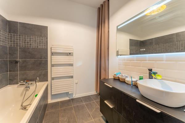 Maison de type arcachonnaise de 105 m2 - 3 chambres, jardin, abri et stationnement privatif