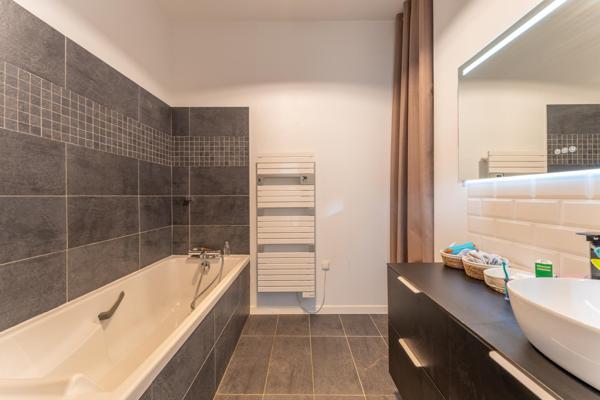 Maison de type arcachonnaise de 105 m2 - 3 chambres, jardin, abri et stationnement privatif