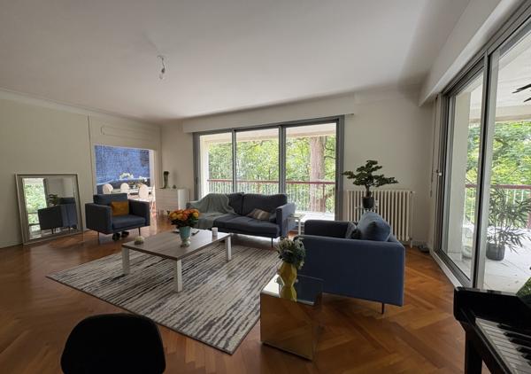 Bel appartement T5 de 133 m² avec triple exposition au sein de la Résidence de la Guylhomné