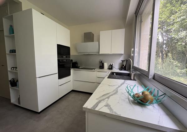 Bel appartement T5 de 133 m² avec triple exposition au sein de la Résidence de la Guylhomné