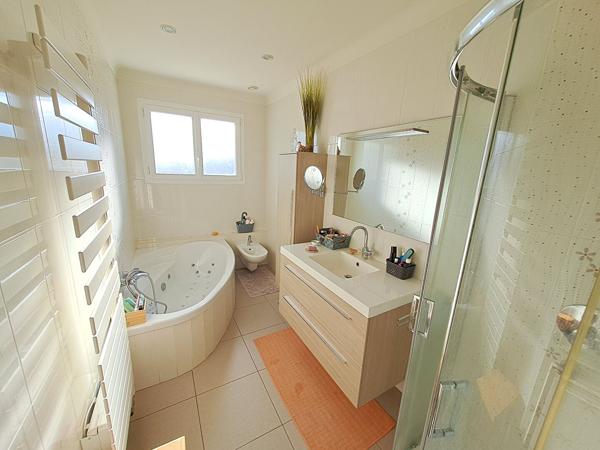 Maison à vendre Le Perrier - 7 pièces, 164m² avec 4 chambre(s) à 334 000€ - AJP Immobilier Saint-Jean-de-Monts